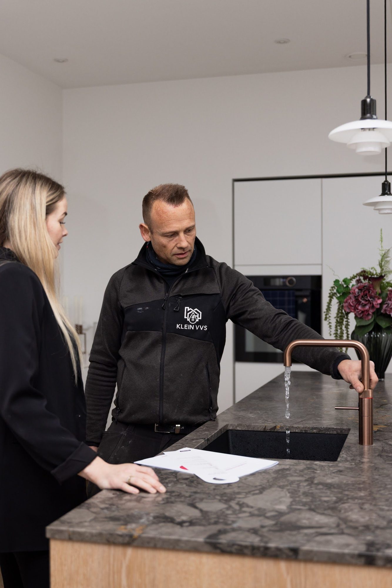 KLEIN VVS rådgiver en kunde i hjemmet